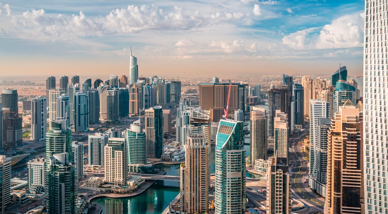 Blick auf die Skyline und Wasserflächen von Dubai